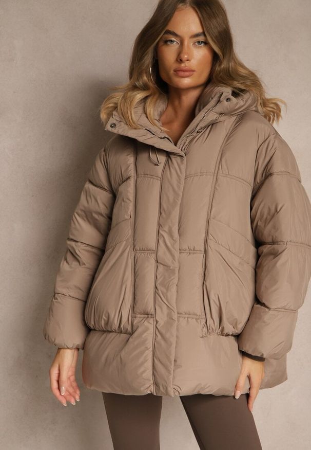 Renee - Ciemnobeżowa Puchowa Kurtka Oversize z Pikowanymi Przeszyciami i Kapturem Galeana. Okazja: na co dzień. Kolor: beżowy. Materiał: puch. Sezon: zima. Styl: casual, elegancki