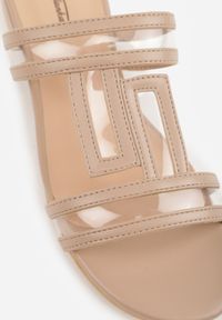 Born2be - Ciemnobeżowe Klapki z Geometrycznymi Paskami Adriameda. Okazja: na co dzień. Kolor: beżowy. Wzór: geometria. Sezon: lato. Styl: casual, elegancki, wakacyjny #5