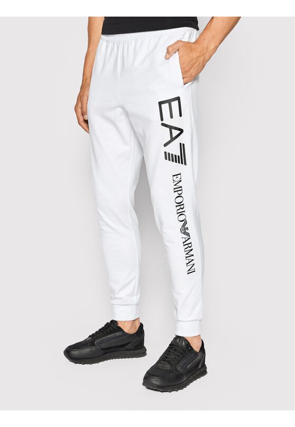 EA7 Emporio Armani Spodnie dresowe 8NPPC3 PJ05Z 1101 Biały Slim Fit. Kolor: biały. Materiał: bawełna
