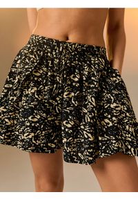 Sinsay - Wiskozowe szorty z kieszeniami - czarny. Kolor: czarny. Materiał: wiskoza #1
