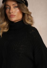 Renee - Czarny Golf z Wiskozą w Stylu Oversize z Ozdobnym Splotem Korremi. Okazja: na co dzień. Typ kołnierza: golf. Kolor: czarny. Materiał: wiskoza. Długość rękawa: długi rękaw. Długość: długie. Wzór: ze splotem. Styl: klasyczny, casual, elegancki