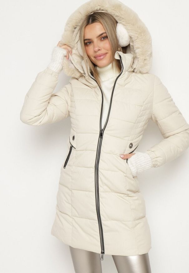 Born2be - Jasnobeżowa Pikowana Kurtka z Kapturem i Futerkiem z Możliwością Odpięcia Taralina. Okazja: na spacer, na co dzień. Typ kołnierza: kaptur. Kolor: beżowy. Materiał: futro. Styl: casual, klasyczny