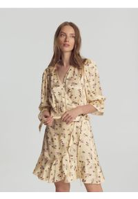 Reserved - Wiskozowa sukienka w kwiaty - jasnożółty. Kolor: żółty. Materiał: wiskoza. Wzór: kwiaty. Typ sukienki: kopertowe #1