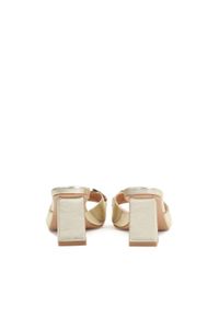 Kazar - Eleganckie złote klapki na wygodnym obcasie. Kolor: złoty. Materiał: skóra. Wzór: gładki, aplikacja. Obcas: na obcasie. Styl: elegancki. Wysokość obcasa: średni #4