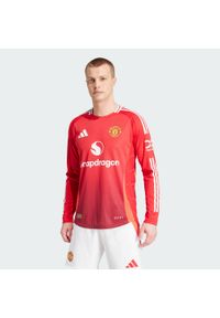 Adidas - Koszulka Manchester United 24/25 Long Sleeve Home Authentic. Kolor: czerwony. Materiał: materiał. Długość rękawa: długi rękaw. Sport: piłka nożna