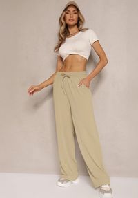 Renee - Jasnozielone Spodnie o Szerokim Kroju High Waist Ozdobione Sznurkiem Deyrisse. Okazja: do pracy, na spotkanie biznesowe. Stan: podwyższony. Kolor: zielony. Materiał: guma. Wzór: aplikacja. Styl: elegancki, biznesowy