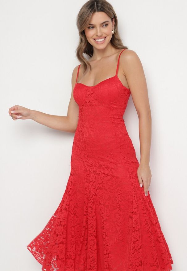 Born2be - Czerwona Koronkowa Sukienka o Rozkloszowanym Kroju z Wiązanym Bolerkiem Gonneth. Okazja: na wesele, na ślub cywilny. Typ kołnierza: dekolt w kształcie V. Kolor: czerwony. Materiał: koronka. Długość rękawa: na ramiączkach. Typ sukienki: rozkloszowane