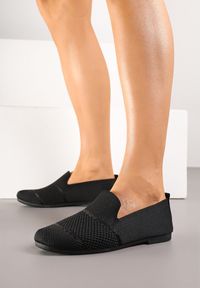 Renee - Czarne Mokasyny z Elastyczną Cholewką i Perforowanym Zdobieniem Tavellis. Nosek buta: okrągły. Kolor: czarny. Materiał: materiał. Szerokość cholewki: normalna. Wzór: aplikacja. Sezon: lato. Obcas: na obcasie. Wysokość obcasa: niski #3