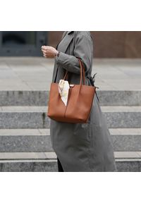 Shopperka z ozdobną wstążką Solier FL35 brązowa. Kolor: brązowy. Sezon: lato. Materiał: skórzane. Styl: klasyczny, elegancki, casual. Rodzaj torebki: na ramię