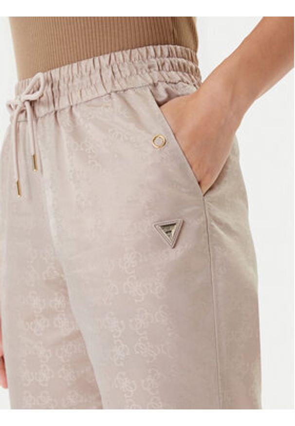 Guess Spodnie dresowe V5YB14 WHFU0 Beżowy Regular Fit. Kolor: beżowy. Materiał: syntetyk