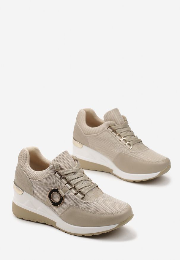 Born2be - Beżowe Sneakersy na Koturnie z Metalową Ozdobą Bandia. Okazja: na co dzień. Kolor: beżowy. Wzór: aplikacja. Obcas: na koturnie