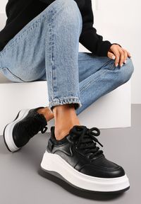 Renee - Czarne Sneakersy na Platformie przed Kostkę z Ozdobnymi Przeszyciami Arsicada. Wysokość cholewki: przed kostkę. Nosek buta: okrągły. Zapięcie: sznurówki. Kolor: czarny. Obcas: na platformie #1