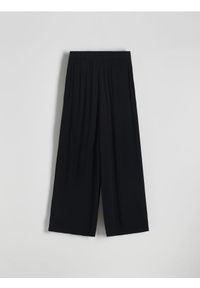 Reserved - Luźne spodnie z wiskozy - czarny. Kolor: czarny. Materiał: wiskoza. Wzór: gładki #1
