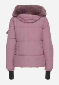 Born2be - Ciemnofioletowa Pikowana Kurtka z Odpinanym Kapturem z Futrem i Długimi Ściągaczami przy Rękawach Zintria. Okazja: na spacer. Kolor: fioletowy. Materiał: futro. Długość rękawa: długi rękaw. Długość: długie. Styl: elegancki #6
