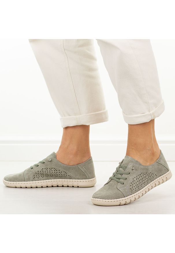 Zielone skórzane półbuty damskie Jezzi 9771. Okazja: na co dzień. Nosek buta: okrągły. Zapięcie: bez zapięcia. Kolor: zielony. Szerokość cholewki: normalna. Wzór: ażurowy. Materiał: zamsz. Sezon: wiosna, lato. Styl: casual, klasyczny, elegancki