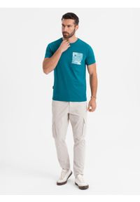 Ombre Clothing - Bawełniany męski t-shirt z printowaną kieszonką – turkusowy V1. Okazja: na co dzień. Kolor: turkusowy. Materiał: bawełna. Długość: krótkie. Wzór: aplikacja. Styl: klasyczny, casual #6