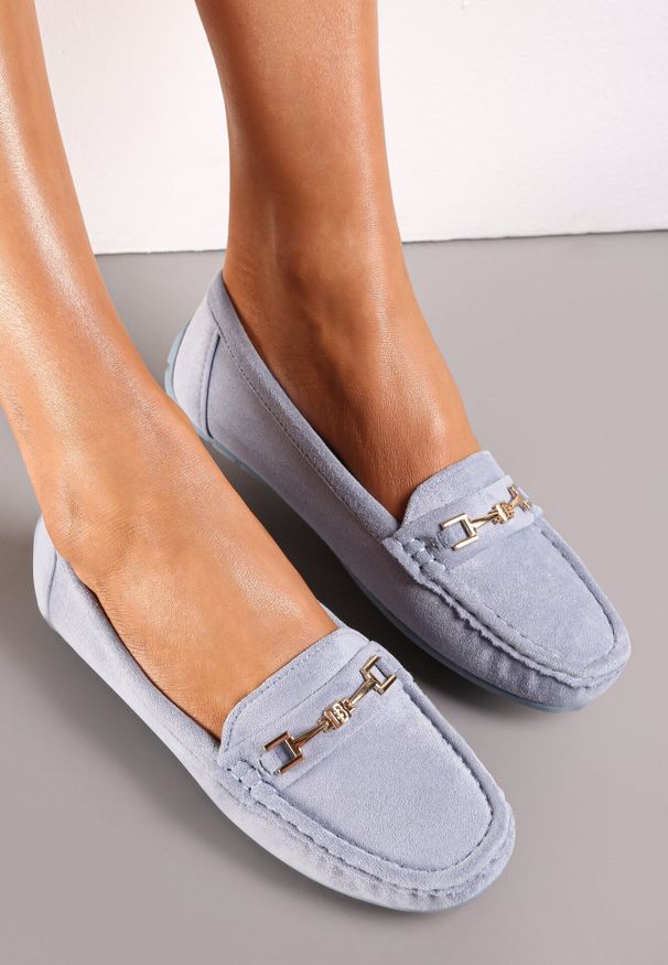 Born2be - Jasnoniebieskie Mokasyny z Imitacji Zamszu z Metalową Ozdobą Gelalline. Okazja: na spotkanie biznesowe. Kolor: niebieski. Materiał: zamsz. Wzór: aplikacja. Obcas: na obcasie. Styl: elegancki, biznesowy. Wysokość obcasa: niski