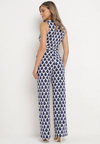 Born2be - Granatowo-Biały Taliowany Kombinezon z Kopertowym Dekoltem i Materiałowym Paskiem w Talii Feranea. Okazja: na co dzień. Kolor: niebieski. Materiał: materiał. Styl: klasyczny, casual, elegancki #2