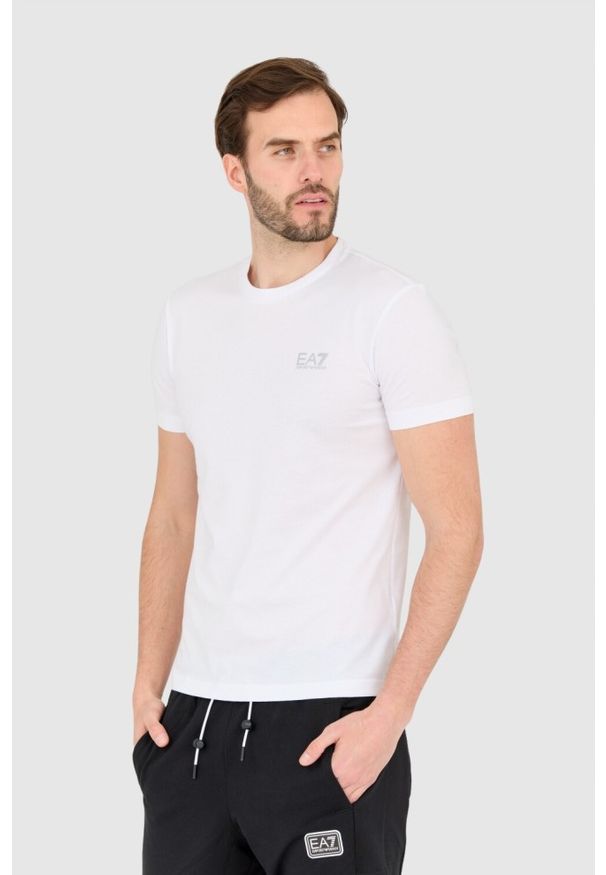 EA7 Emporio Armani - EA7 Biały t-shirt męski z małym szarym logo. Kolor: biały