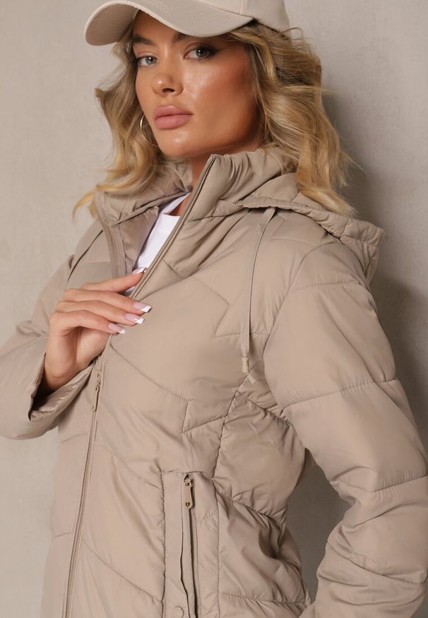 Renee - Ciemnobeżowa Kurtka Pikowana z Kapturem z Możliwością Odpięcia Felathra. Okazja: na co dzień. Typ kołnierza: kaptur. Kolor: beżowy. Materiał: jeans. Styl: elegancki, casual