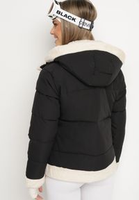 Born2be - Czarna Pikowana Kurtka o Prostym Kroju z Kapturem Obszyta Ozdobnym Futerkiem Ettelinea. Okazja: na co dzień. Typ kołnierza: kaptur. Kolor: czarny. Materiał: futro. Styl: casual #3