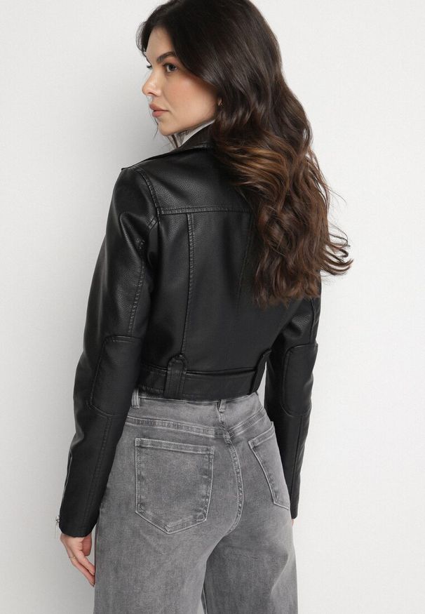 Born2be - Czarna Krótka Kurtka Ramoneska z Paskiem Ozdobionym Klamrą Mavine. Okazja: na co dzień. Kolor: czarny. Materiał: jeans. Długość rękawa: długi rękaw. Długość: krótkie. Wzór: aplikacja. Styl: rockowy, elegancki, casual