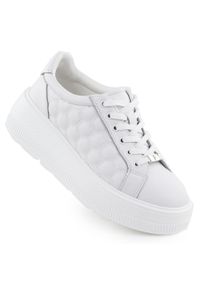 Skórzane półbuty damskie pikowane sneakersy na platformie białe Filippo DP7285. Okazja: na co dzień. Kolor: biały. Materiał: skóra. Obcas: na platformie. Styl: casual, sportowy