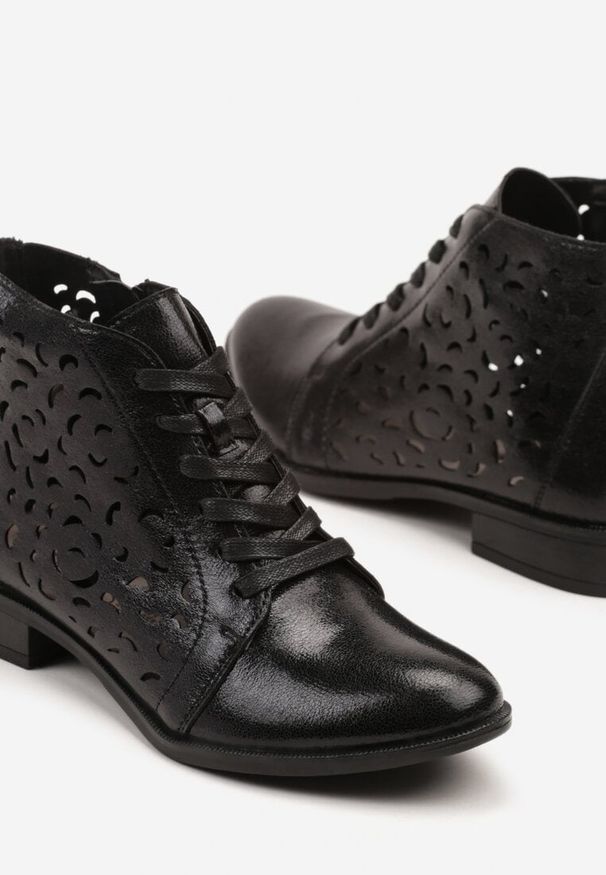 Born2be - Czarne Botki Ażurowe ze Sznurowaniem Efarosa. Kolor: czarny. Wzór: ażurowy. Styl: elegancki