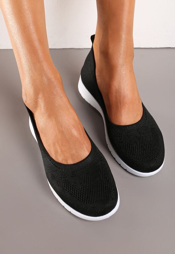 Renee - Czarne Płaskie Tenisówki Zdobione Cyrkoniami Lomadia. Okazja: na co dzień. Nosek buta: okrągły. Kolor: czarny. Wzór: aplikacja. Styl: elegancki, casual