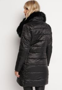 Born2be - Czarna Kurtka Pikowana z Szerokim Futrzanym Kołnierzem Jabliona. Kolor: czarny. Materiał: futro. Sezon: zima #2