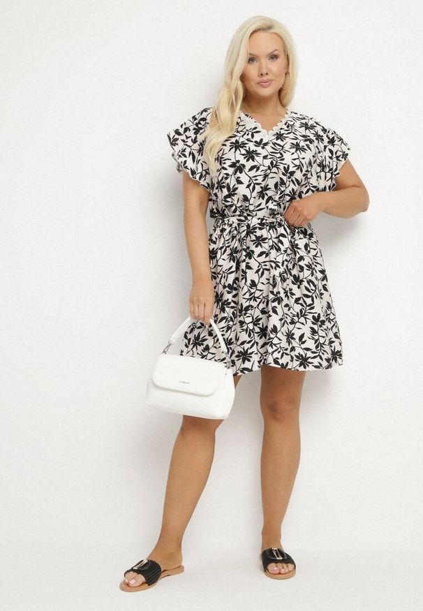 Born2be - Czarna Sukienka Wiązana Paskiem w Talii z Koronką Tolamira. Okazja: na co dzień. Typ kołnierza: dekolt w serek. Kolor: czarny. Materiał: koronka. Długość rękawa: krótki rękaw. Wzór: koronka. Typ sukienki: oversize. Styl: casual, elegancki