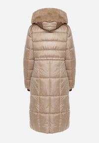 Born2be - Ciemnobeżowa Pikowana Kurtka z Kapturem z Futerkiem z Możliwością Odpięcia Ściągana w Talii Ravanna. Okazja: na co dzień. Typ kołnierza: kaptur. Kolor: beżowy. Materiał: futro. Styl: casual, elegancki #6
