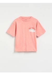 Reserved - T-shirt z nadrukiem - koralowy. Kolor: pomarańczowy. Materiał: bawełna, dzianina. Wzór: nadruk
