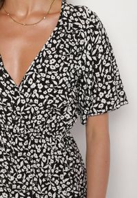 Born2be - Czarna Bawełniana Sukienka o Rozkloszowanym Kroju w Kwiatowy Wzór Aramine. Okazja: na co dzień. Typ kołnierza: dekolt w kształcie V. Kolor: czarny. Wzór: kwiaty. Typ sukienki: proste. Materiał: bawełna. Długość rękawa: krótki rękaw. Sezon: wiosna, lato. Styl: klasyczny, casual, elegancki #2
