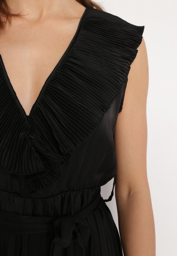 Born2be - Czarny Kombinezon Plisowany Actithoe. Kolor: czarny. Materiał: materiał. Długość rękawa: bez rękawów. Długość: długie. Wzór: jednolity. Styl: elegancki, wizytowy