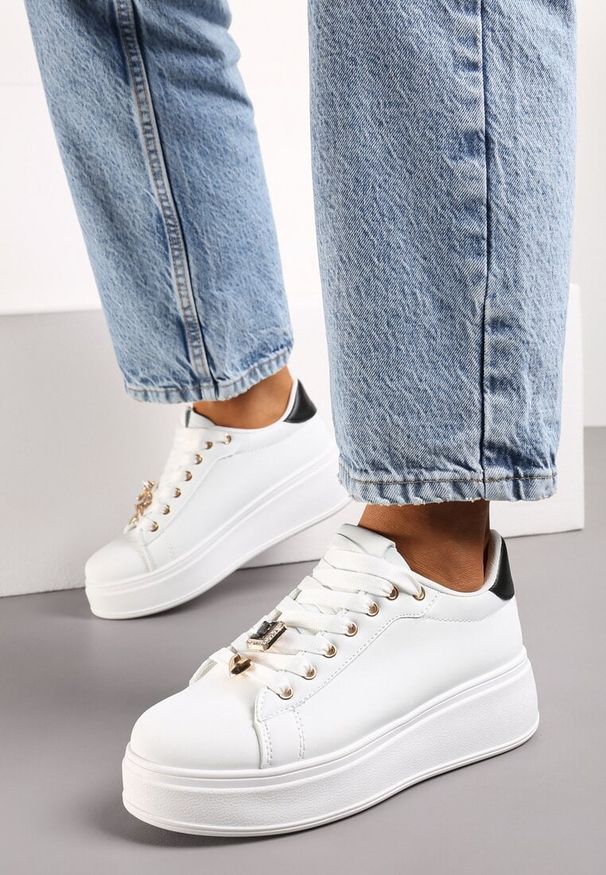 Renee - Biało-Czarne Sneakersy na Platformie z Metalowymi Zawieszkami i Cyrkoniami Nioko. Wysokość cholewki: przed kostkę. Kolor: biały. Wzór: aplikacja. Obcas: na platformie