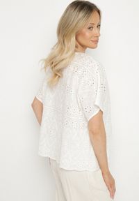 Born2be - Biała Ażurowa Bluzka z Bawełny Volleira. Okazja: na co dzień. Kolor: biały. Materiał: bawełna. Wzór: ażurowy. Styl: casual, elegancki #6