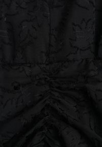 Born2be - Czarna Sukienka Mini z Tkaniny Plumeti z Marszczeniem Werenia. Okazja: na co dzień. Typ kołnierza: dekolt w kształcie V. Kolor: czarny. Materiał: tkanina. Styl: elegancki, klasyczny, casual. Długość: mini #3