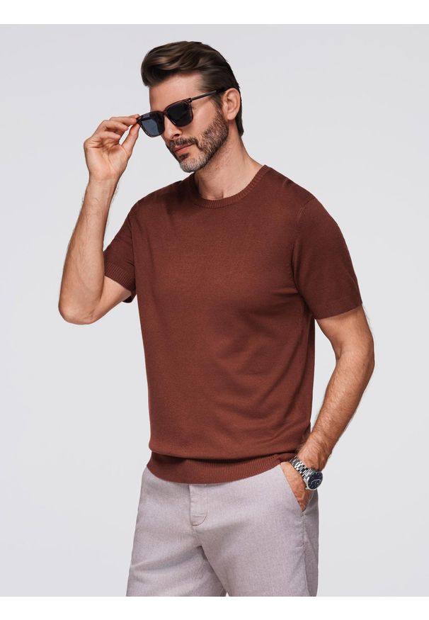 Ombre Clothing - Męska klasyczna dzianinowa koszulka męska ze ściągaczami– ciepłobrązowa V4 - Rozmiar: L. Kolor: brązowy. Materiał: dzianina. Wzór: gładki, ze splotem. Styl: klasyczny