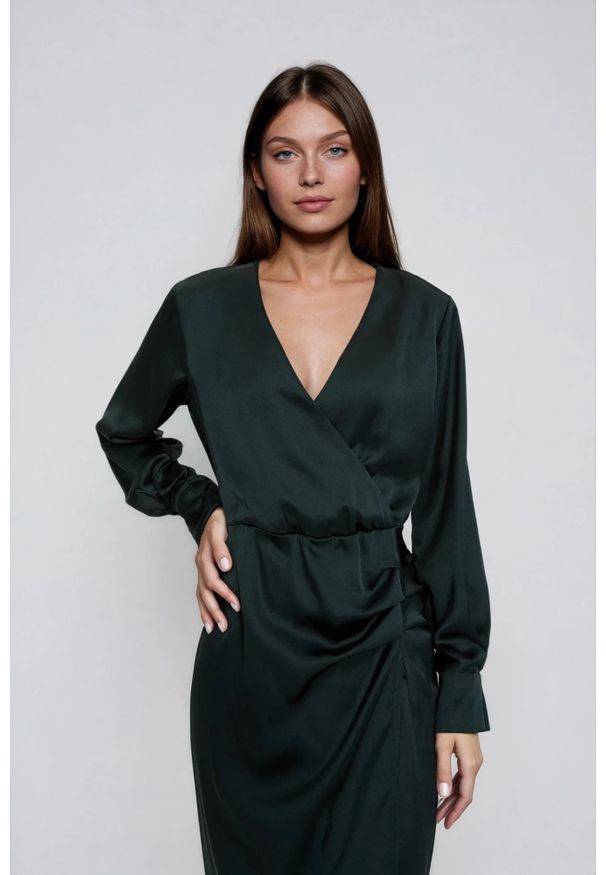 MOODO - Sukienka z marszczeniem na biodrach zielona. Kolor: zielony. Materiał: poliester