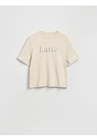Reserved - T-shirt z haftowanym napisem - beżowy. Kolor: beżowy. Materiał: bawełna, dzianina. Wzór: haft, napisy
