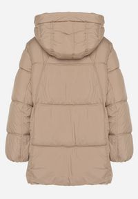 Born2be - Beżowa Pikowana Kurtka o Kroju Oversize z Kapturem Galandia. Okazja: na co dzień, na spacer. Typ kołnierza: kaptur. Kolor: beżowy. Materiał: jeans, poliester. Styl: casual, elegancki #6