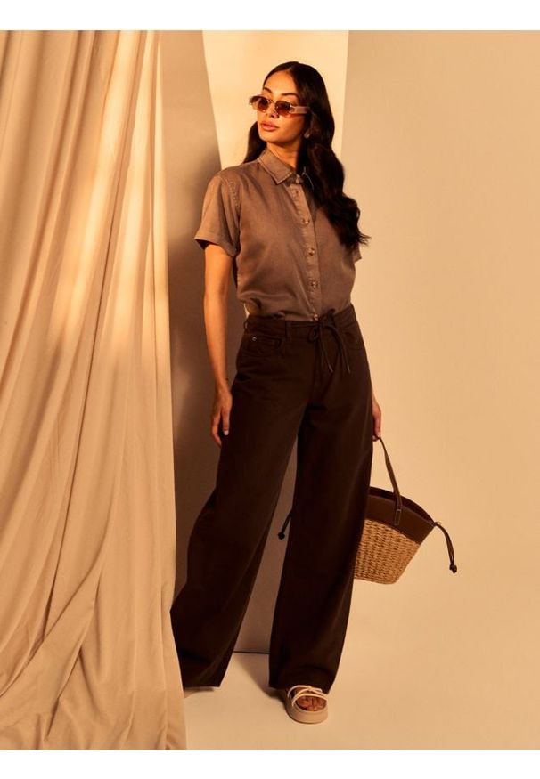 Sinsay - Jeansy wide leg high waist z materiałowym paskiem - brązowy. Stan: podwyższony. Kolor: brązowy