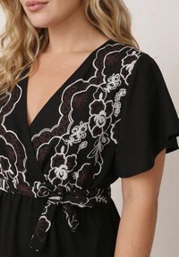 Born2be - Czarna Kopertowa Sukienka z Wiskozy Zdobiona Haftem i Wiązanym Paskiem Tasenea. Okazja: na co dzień. Kolekcja: plus size. Kolor: czarny. Materiał: wiskoza. Wzór: aplikacja, haft. Sezon: lato. Typ sukienki: kopertowe. Styl: elegancki, casual, boho #6