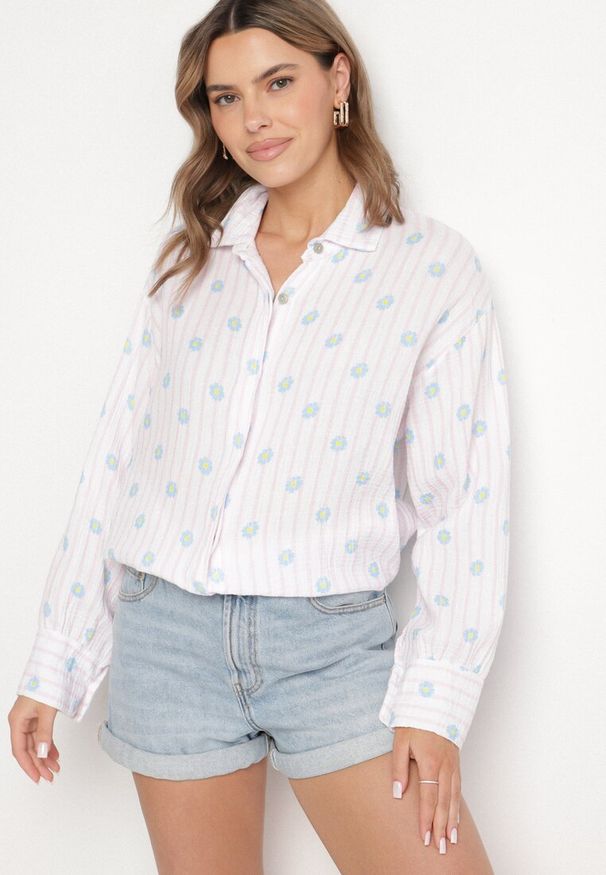 Born2be - Różowo-Niebieska Bawełniana Koszula w Paski z Kwiatowym Zdobieniem Ameliora. Okazja: na co dzień. Typ kołnierza: kołnierzyk klasyczny. Kolor: różowy. Materiał: bawełna. Długość rękawa: długi rękaw. Długość: długie. Wzór: aplikacja, paski, kwiaty. Styl: casual, elegancki, klasyczny