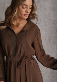 Renee - Brązowa Sukienka Boho z Paskiem Guzikami i Falbanami Nevinete. Okazja: na imprezę. Kolor: brązowy. Materiał: poliester. Styl: boho #5