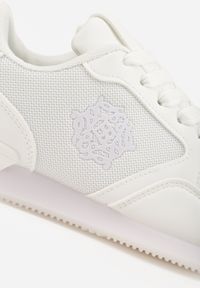 Born2be - Białe Casualowe Sneakersy z Ozdobnymi Przeszyciami Chlylee. Okazja: na co dzień. Kolor: biały. Materiał: jeans. Sport: fitness, turystyka piesza #3