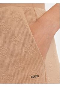 Guess Spodnie dresowe V5YB19 KBSL2 Beżowy Regular Fit. Kolor: beżowy. Materiał: syntetyk