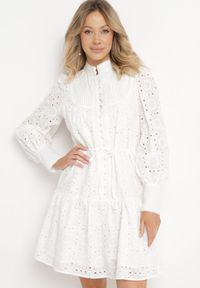 Born2be - Biała Taliowana Sukienka Bawełniana z Materiałowym Paskiem i Ażurowymi Rękawami Kluriona. Okazja: na co dzień. Typ kołnierza: dekolt w serek. Kolor: biały. Materiał: bawełna, materiał. Wzór: ażurowy. Typ sukienki: proste. Styl: casual, elegancki #5