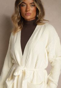 Renee - Jasnobeżowy Tłoczony Kardigan z Wełną o Kroju Bez Zapięć z Paskiem Dorrive. Okazja: na co dzień. Kolor: beżowy. Materiał: wełna. Styl: casual, elegancki #5